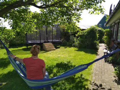 Ein Garten an der Unterkunft Ferienhaus Norderpiep 54