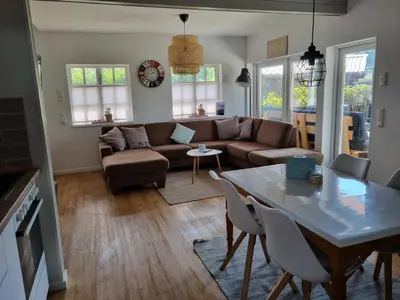Ein Sitzbereich in der Unterkunft Ferienhaus Norderpiep 54