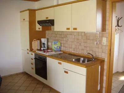 Küche/Küchenzeile in der Unterkunft Haus Sandboll DHH2