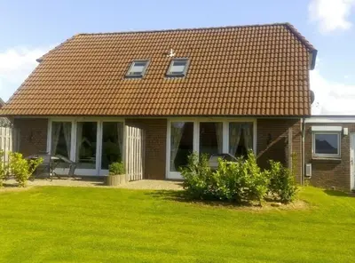 Das Gebäude in dem sich das Ferienhaus befindet