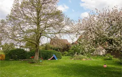 Ein Garten an der Unterkunft Cozy Apartment In Wurster Nordseeküste