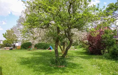 Ein Garten an der Unterkunft Cozy Apartment In Wurster Nordseeküste
