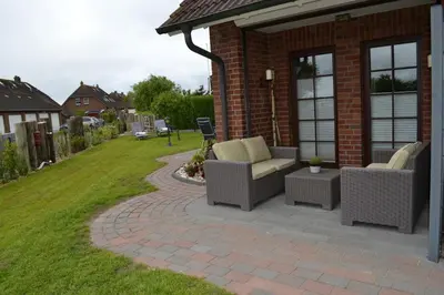 Ein Sitzbereich in der Unterkunft Kernsaniertes Ferienhaus direkt hinterm Nordseedeich NW