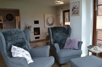 Ein Sitzbereich in der Unterkunft Kernsaniertes Ferienhaus direkt hinterm Nordseedeich NW