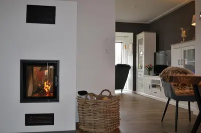 Küche/Küchenzeile in der Unterkunft Kernsaniertes Ferienhaus direkt hinterm Nordseedeich NW