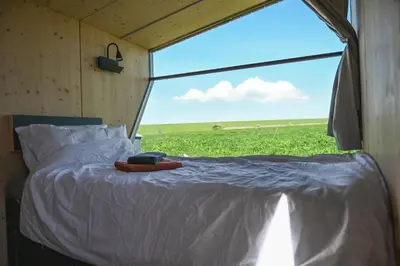 Ein Bett oder Betten in einem Zimmer der Unterkunft Sleep Space 3 - Green Tiny Spot Cuxhaven Altenbruch