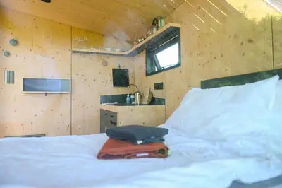 Ein Bett oder Betten in einem Zimmer der Unterkunft Sleep Space 4 - Green Tiny Spot Cuxhaven Altenbruch