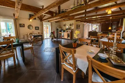 Ein Restaurant oder anderes Speiselokal in der Unterkunft Kleines Landhotel Rehedyk