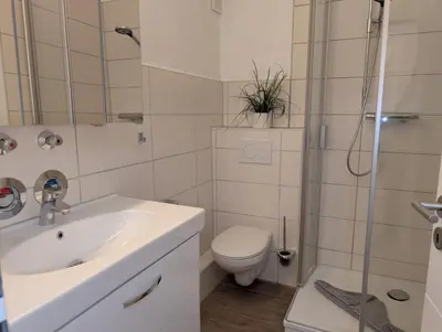 Ein Badezimmer in der Unterkunft Terrassenhaus, FeWo 31