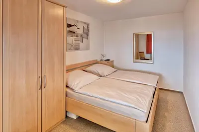 Ein Bett oder Betten in einem Zimmer der Unterkunft Terrassenhaus, FeWo 96