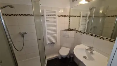 Ein Badezimmer in der Unterkunft Terrassenhaus, FeWo 95