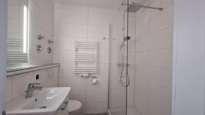 Ein Badezimmer in der Unterkunft Terrassenhaus, FeWo 32