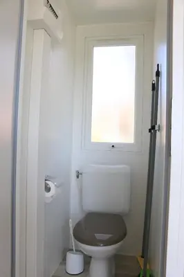 Ein Badezimmer in der Unterkunft Mobilheim Jasmin mit Veranda am Kransburger See 554