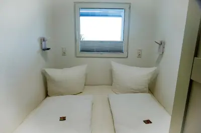 Ein Bett oder Betten in einem Zimmer der Unterkunft Strandhochhaus SG08