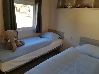 Ein Bett oder Betten in einem Zimmer der Unterkunft Chalet Alpenstrandläufer am Kransburger See 543
