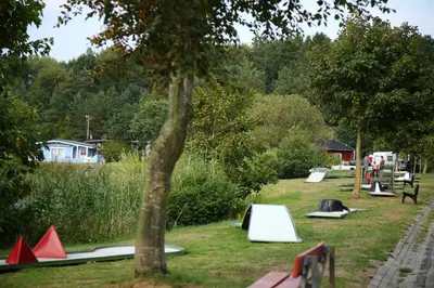Ein Garten an der Unterkunft Chalet Silbermöwe am Kransburger See 548