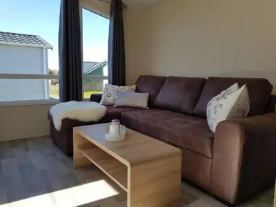 Ein Sitzbereich in der Unterkunft Chalet Silbermöwe am Kransburger See 548