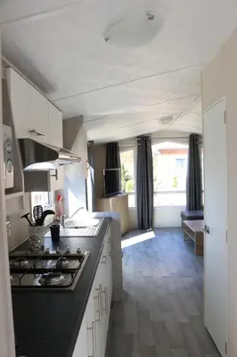 Küche/Küchenzeile in der Unterkunft Chalet Schwarzkopfmöwe am Kransburger See 549