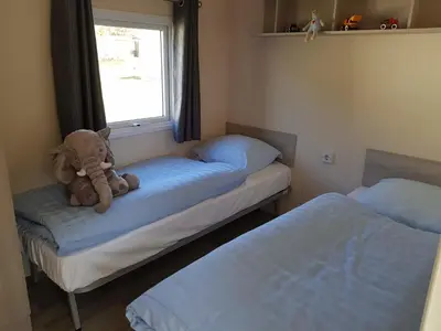 Ein Bett oder Betten in einem Zimmer der Unterkunft Mobilheim Seeschwalbe am Kransburger See 542