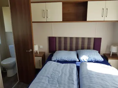 Ein Bett oder Betten in einem Zimmer der Unterkunft Luxusmobilheim Seehund am Kransburger See