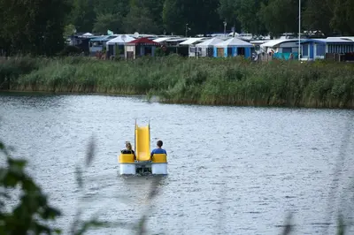 Blick auf einen Fluss in der Nähe des Campingplatzes