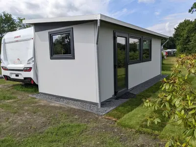 Ein Garten an der Unterkunft Premiumwohnwagen Grauer Kranich am Kransburger See 43