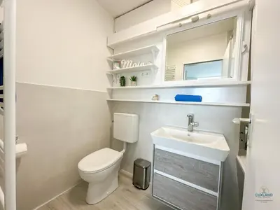 Ein Badezimmer in der Unterkunft Haus Frische Brise Sahlenburg Wohnung 06 06 Seaside