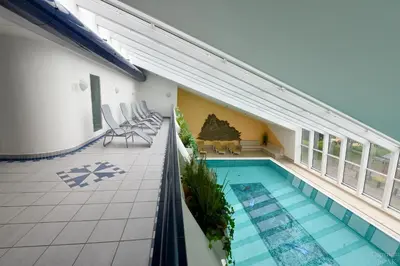 Der Swimmingpool an oder in der Nähe von Haus Trafalger Appartement TR147