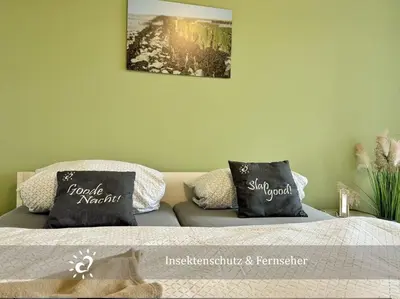 Ein Bett oder Betten in einem Zimmer der Unterkunft Ferienwohnung de Kattuul direkt am Nordseedeich