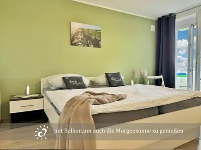 Ein Bett oder Betten in einem Zimmer der Unterkunft Ferienwohnung de Kattuul direkt am Nordseedeich