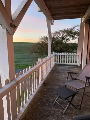 Ein Balkon oder eine Terrasse in der Unterkunft Wattnest - Ferienwohnung direkt in erster Meereslinie am Deich