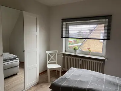 Ein Bett oder Betten in einem Zimmer der Unterkunft FEDDERSEN LIVING Große Ferienwohnung - Garten - Terrasse - Smart TV - Netflix
