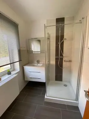Ein Badezimmer in der Unterkunft FEDDERSEN LIVING Große Ferienwohnung - Garten - Terrasse - Smart TV - Netflix