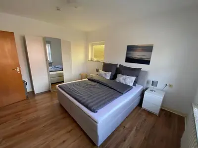 Ein Bett oder Betten in einem Zimmer der Unterkunft FEDDERSEN LIVING Große Ferienwohnung - Garten - Terrasse - Smart TV - Netflix