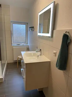 Ein Badezimmer in der Unterkunft FEDDERSEN LIVING Große Ferienwohnung - Garten - Terrasse - Smart TV - Netflix