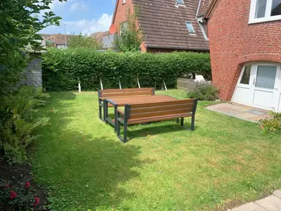 Ein Garten an der Unterkunft Ferienwohnung Hausboot an der Lagune Unterdeck Büsum