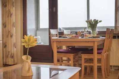 Ein Restaurant oder anderes Speiselokal in der Unterkunft Haus am Sahlenburger Strand FeWo 15