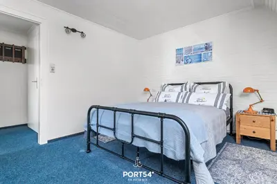 Ein Bett oder Betten in einem Zimmer der Unterkunft Ferienwohnung Hausboot an der Lagune Kombüse Büsum