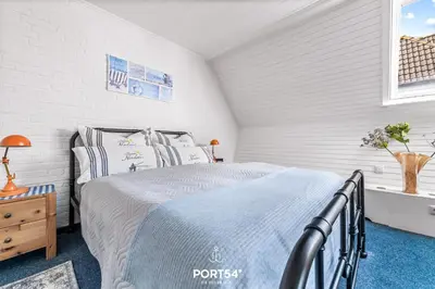 Ein Bett oder Betten in einem Zimmer der Unterkunft Ferienwohnung Hausboot an der Lagune Kombüse Büsum