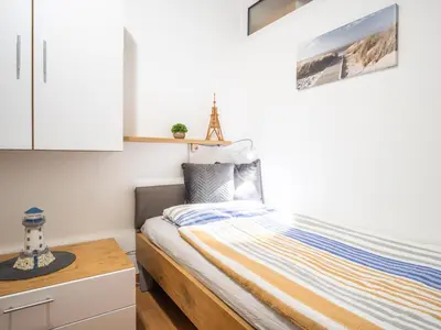 Ein Bett oder Betten in einem Zimmer der Unterkunft Moderne strandnahe Fewo inkl Pool, Sauna, Whirlpool & Strandkorb - 235