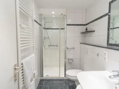 Ein Badezimmer in der Unterkunft Moderne strandnahe Fewo inkl Pool, Sauna, Whirlpool & Strandkorb - 235
