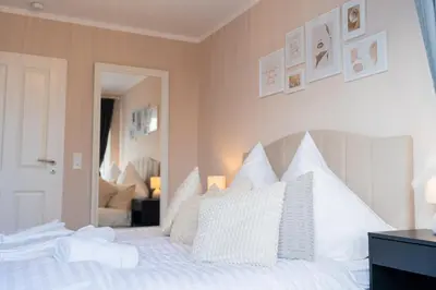 Ein Bett oder Betten in einem Zimmer der Unterkunft JAKSE-Apartments - Dein Ruhepol an der Nordseeküste mit Sauna