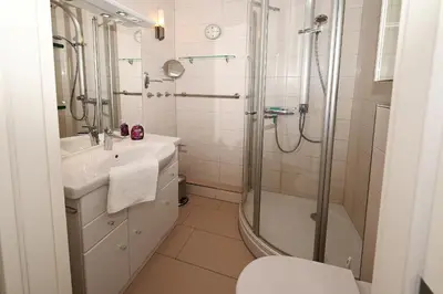 Ein Badezimmer in der Unterkunft Büsumer Hochhaus Meerblick 2