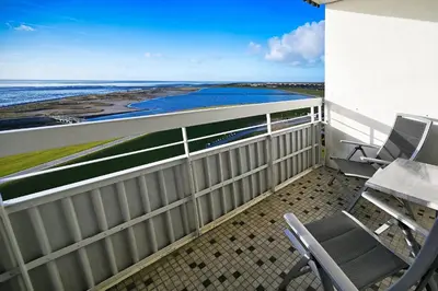Ein Balkon oder eine Terrasse in der Unterkunft Büsumer Hochhaus Meerblick 9