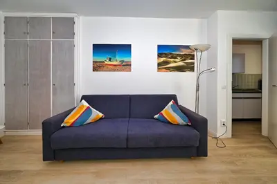 Ein Sitzbereich in der Unterkunft Büsumer Hochhaus Meerblick 9