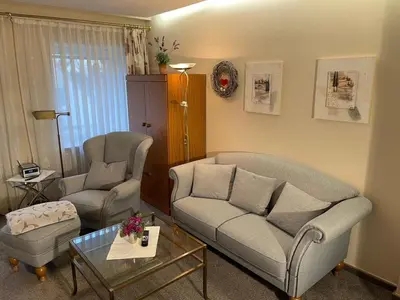 Ein Sitzbereich in der Unterkunft Ferienwohnung Deichschatz