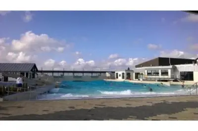 Der Swimmingpool an oder in der Nähe von Bello