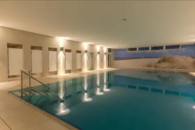 Der Swimmingpool an oder in der Nähe von CuxHeaven - modernes Studio-Apartment direkt am Meer mit Pool, Sauna und Massage