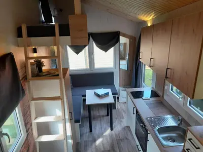 Küche/Küchenzeile in der Unterkunft Tiny Haus Blanker Hans auf dem Campingplatz Strandgut