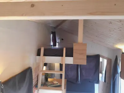 Ein Sitzbereich in der Unterkunft Tiny Haus Blanker Hans auf dem Campingplatz Strandgut